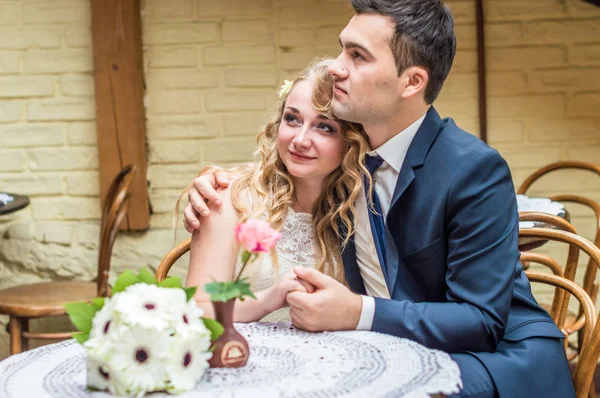 Recém Casados Sentados Café Mesa — Fotografia de Stock