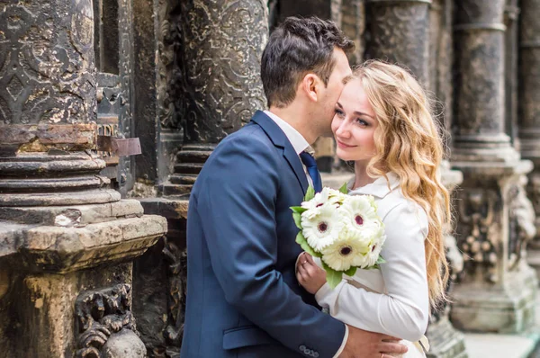 Recém-casados passeando pela cidade — Fotografia de Stock