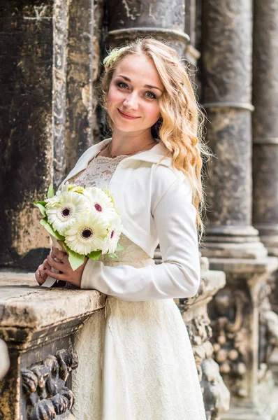 Portret van de bruid in witte jurk — Stockfoto