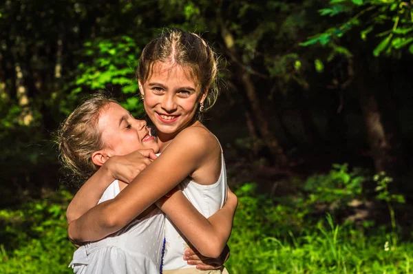 两个女儿在公园中拥抱 — 图库照片