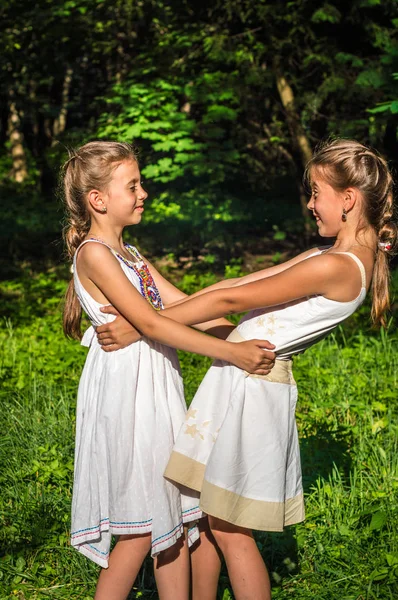 Deux filles étreignant dans le parc — Photo