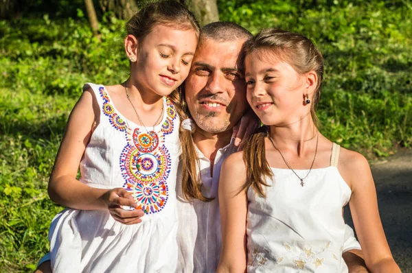 Papá abraza a sus hijas —  Fotos de Stock