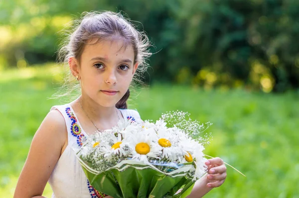 Fille avec bouquet de marguerites — Photo