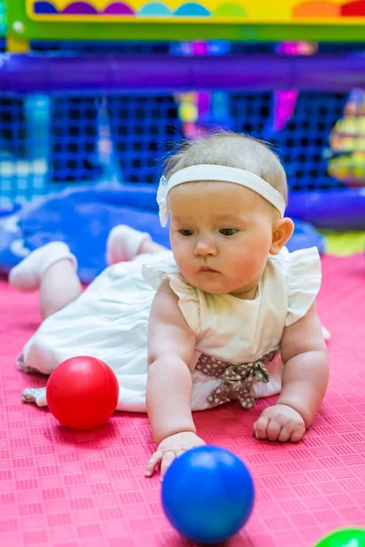 保育園で遊んで赤ちゃんのいずれか — ストック写真