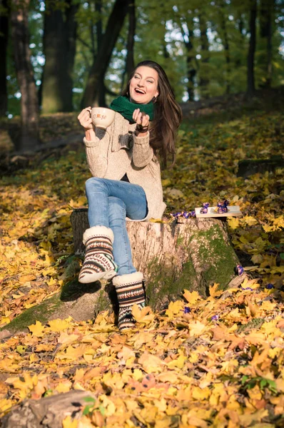 Дівчина сидить на дереві пень — стокове фото