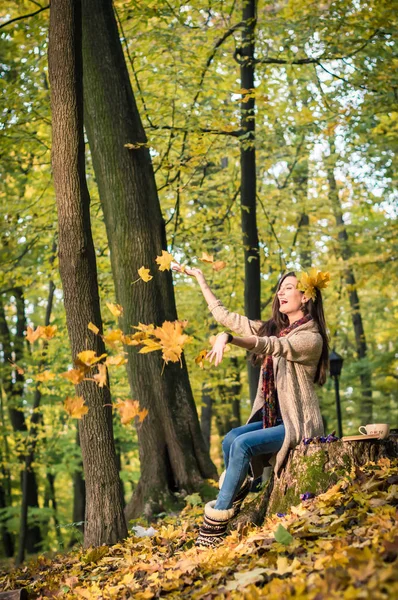 Girl throws up leaves — Stock Photo, Image
