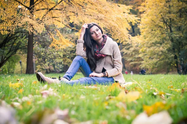 Chica sentada en la hierba — Foto de Stock