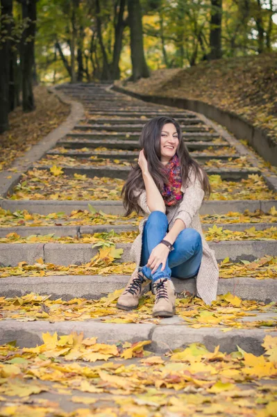 Niña Sentada Escalones Piedra Otoño Parque — Foto de Stock