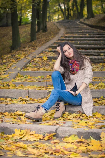 Chica sentado en escalones de piedra — Foto de Stock