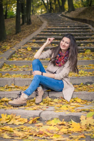 Niña Sentada Escalones Piedra Otoño Parque — Foto de Stock