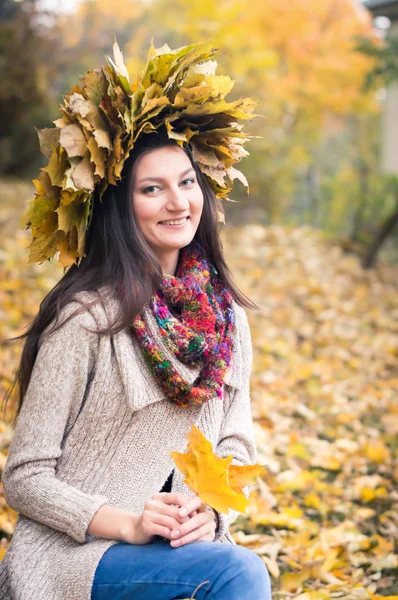 Дівчина з вінком листя — стокове фото