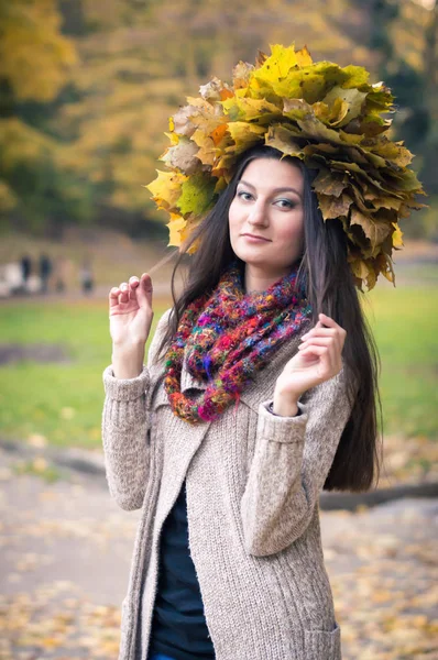 Дівчина з вінком листя — стокове фото