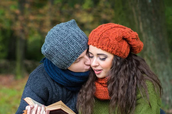 Casal Amoroso Livro Jardim Outono — Fotografia de Stock