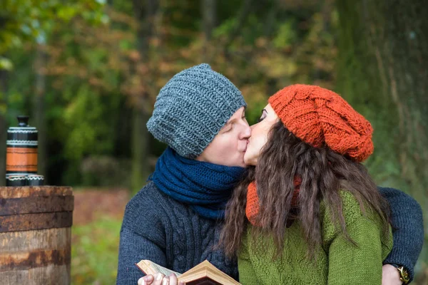 Casal amoroso lê um livro — Fotografia de Stock