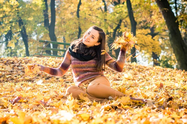 Beautiful girl in autumn Park — Stock Photo, Image