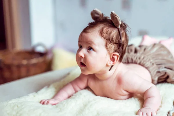 Bebé desnudo acostado sobre una manta —  Fotos de Stock