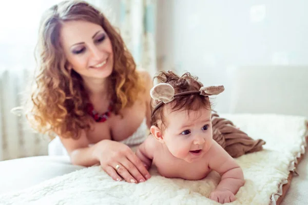 Bebé desnudo con madre — Foto de Stock