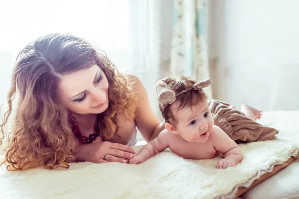 Bebé desnudo con madre — Foto de Stock