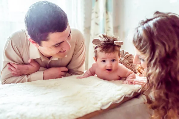 Bebé desnudo con sus padres —  Fotos de Stock