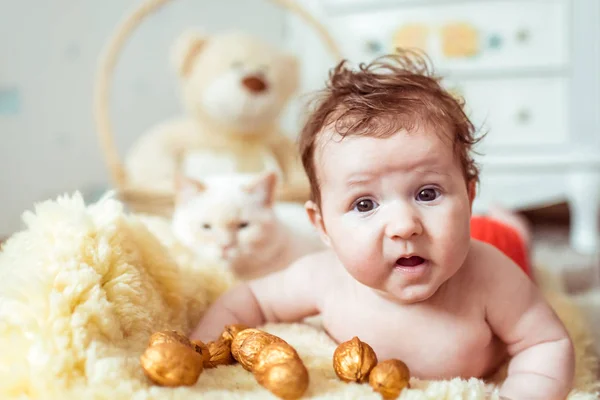 Nahé dítě ležet na dece — Stock fotografie