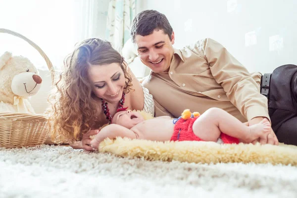 Bebê nu com seus pais — Fotografia de Stock