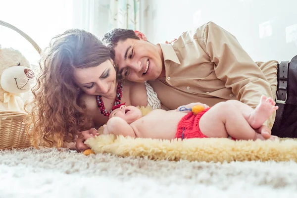 Bebê nu com seus pais — Fotografia de Stock