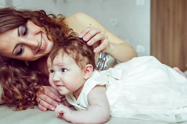 裸体婴儿与母亲 — 图库照片