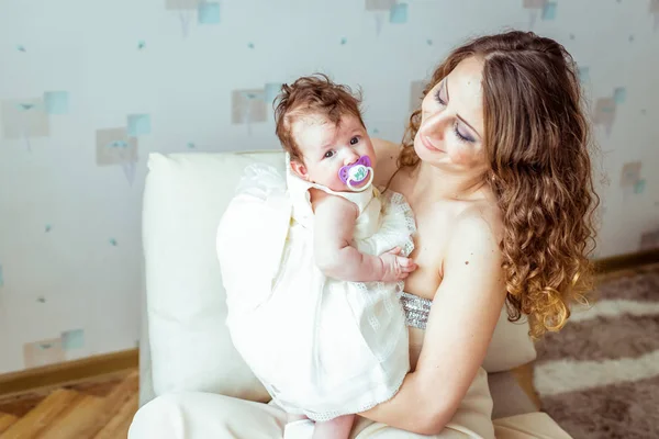 Femme tenant bébé dans ses bras — Photo