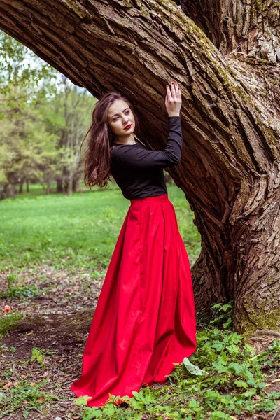 Közeli gyönyörű nő közelében egy fa — Stock Fotó