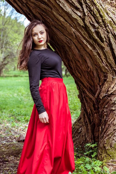 Primer plano hermosa mujer cerca de un árbol — Foto de Stock