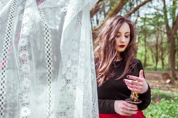 Bruja en el bosque con una vela — Foto de Stock