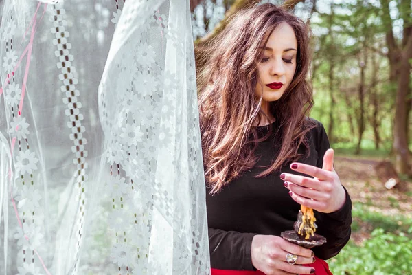 Bruja en el bosque con una vela — Foto de Stock