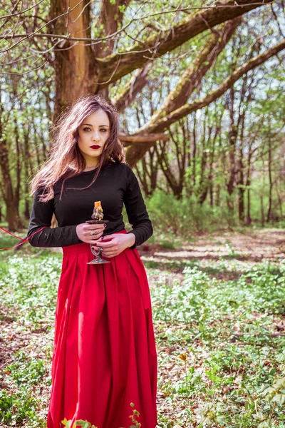 Bruja en el bosque con una vela — Foto de Stock