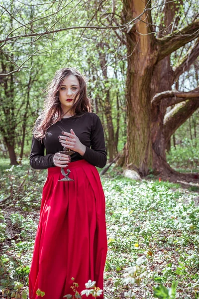 Bruja en el bosque con una vela — Foto de Stock