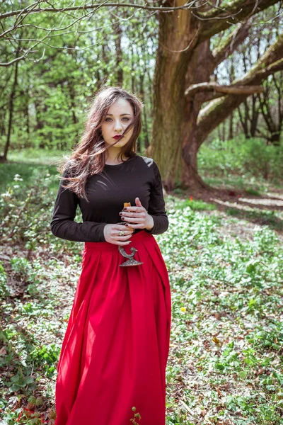 Bruja en el bosque con una vela — Foto de Stock