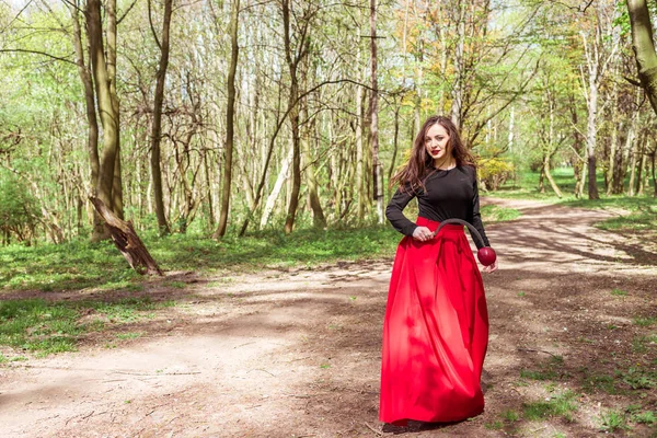 Mujer con una hoz en el bosque — Foto de Stock