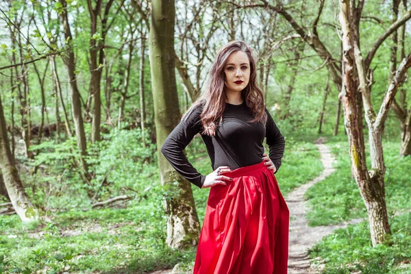 Hermosa mujer en un vestido rojo — Foto de Stock