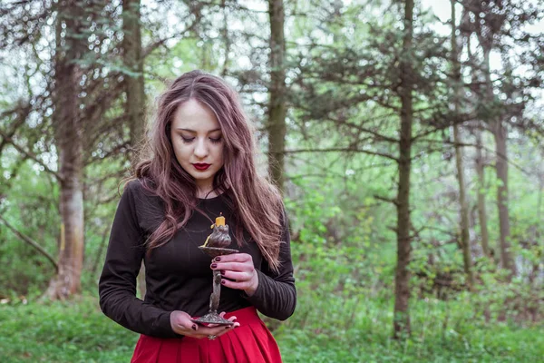 Bruja en el bosque con una vela — Foto de Stock