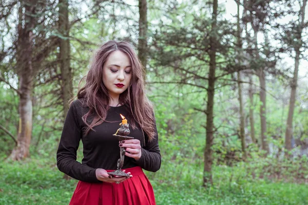 Bruja en el bosque con una vela — Foto de Stock