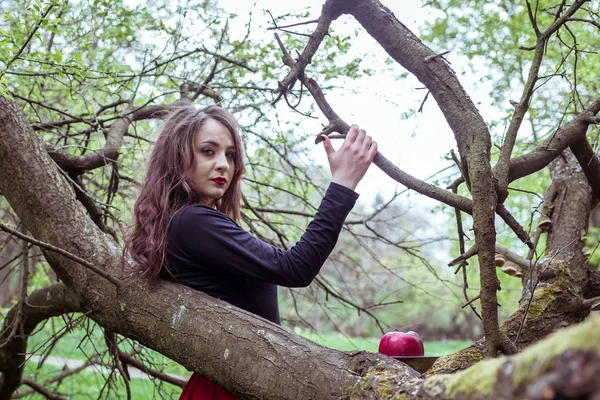 Primer plano hermosa mujer cerca de un árbol — Foto de Stock