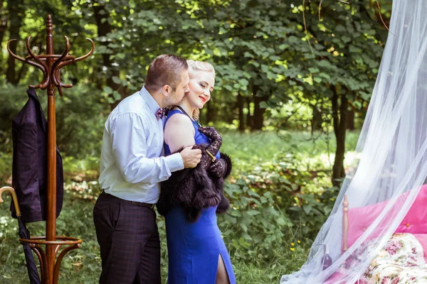 Un couple au lit dans la prairie — Photo