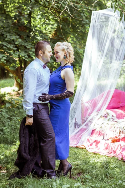 Un couple au lit dans la prairie — Photo