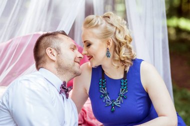 Bir çift yatakta çayır üzerinde