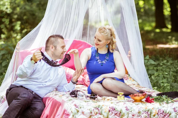 Un couple sur le lit dans la prairie — Photo