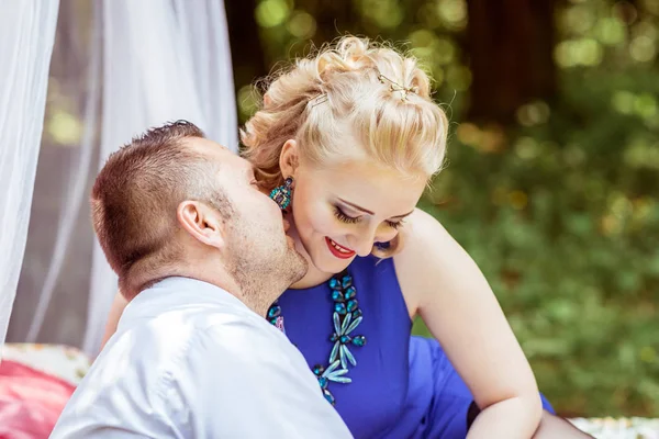 Un couple sur le lit dans la prairie — Photo