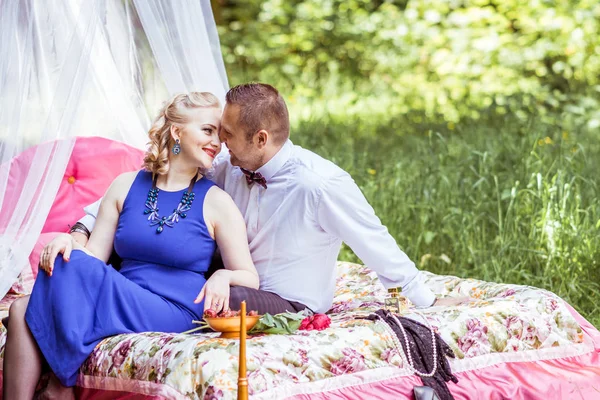 Um casal na cama no prado — Fotografia de Stock
