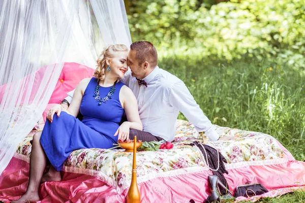 Una pareja en la cama en el prado — Foto de Stock