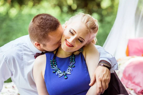 Un couple sur le lit dans la prairie — Photo