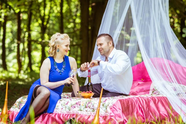 Un couple sur le lit dans la prairie — Photo