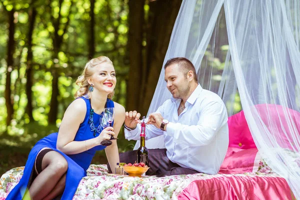 Um casal na cama no prado — Fotografia de Stock